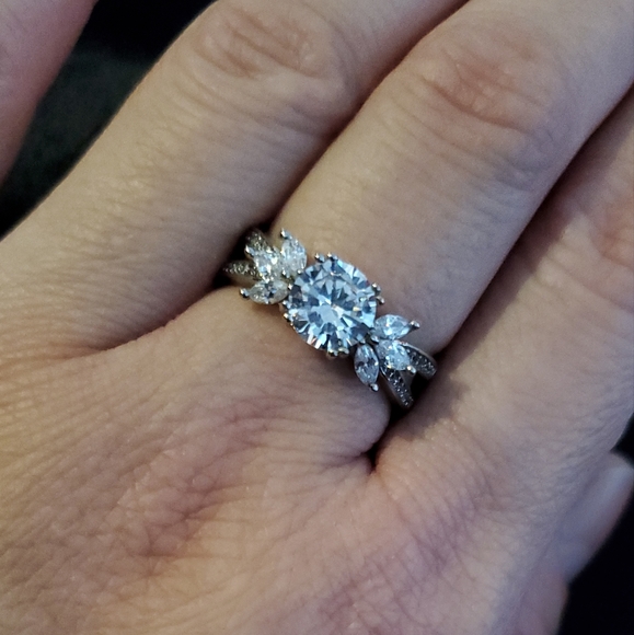 9  $30 💍🤍  NWT round center faux diamond stone with marquee flanks - Picture 11 of 13